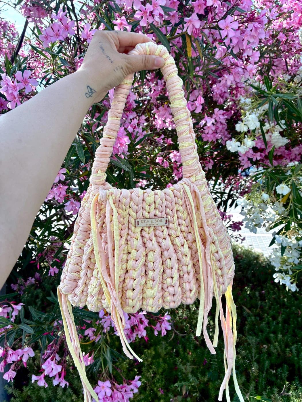 Chunky T-Shirt Yarn Shoulder Bag · Blush Pink & Vanilla product photo
