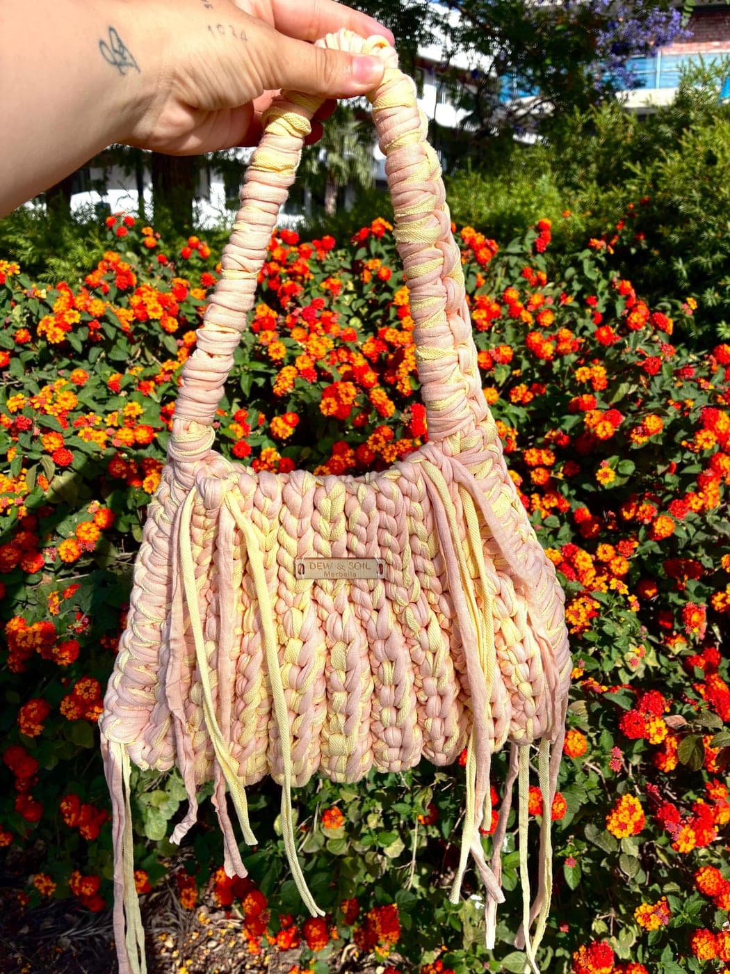 Chunky T-Shirt Yarn Shoulder Bag · Blush Pink & Vanilla - handmade in Marbella