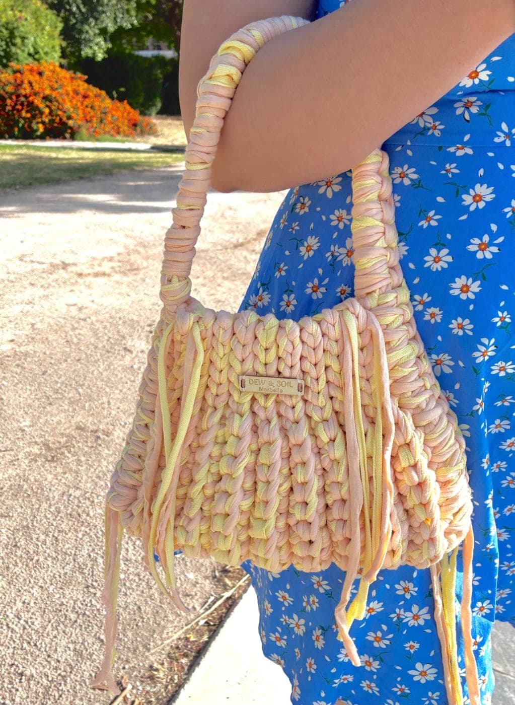 Chunky T-Shirt Yarn Shoulder Bag · Blush Pink & Vanilla - handmade in Marbella